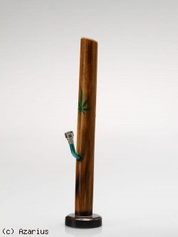 Bamboe waterpijp met marihuanablad