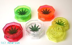 Moulins à Herbes cannabis Acrylic grinder with leaf