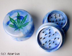 Blauwe plastic grinder met wietblad