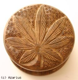 Moulins à Herbes cannabis Wooden grinder with leaf